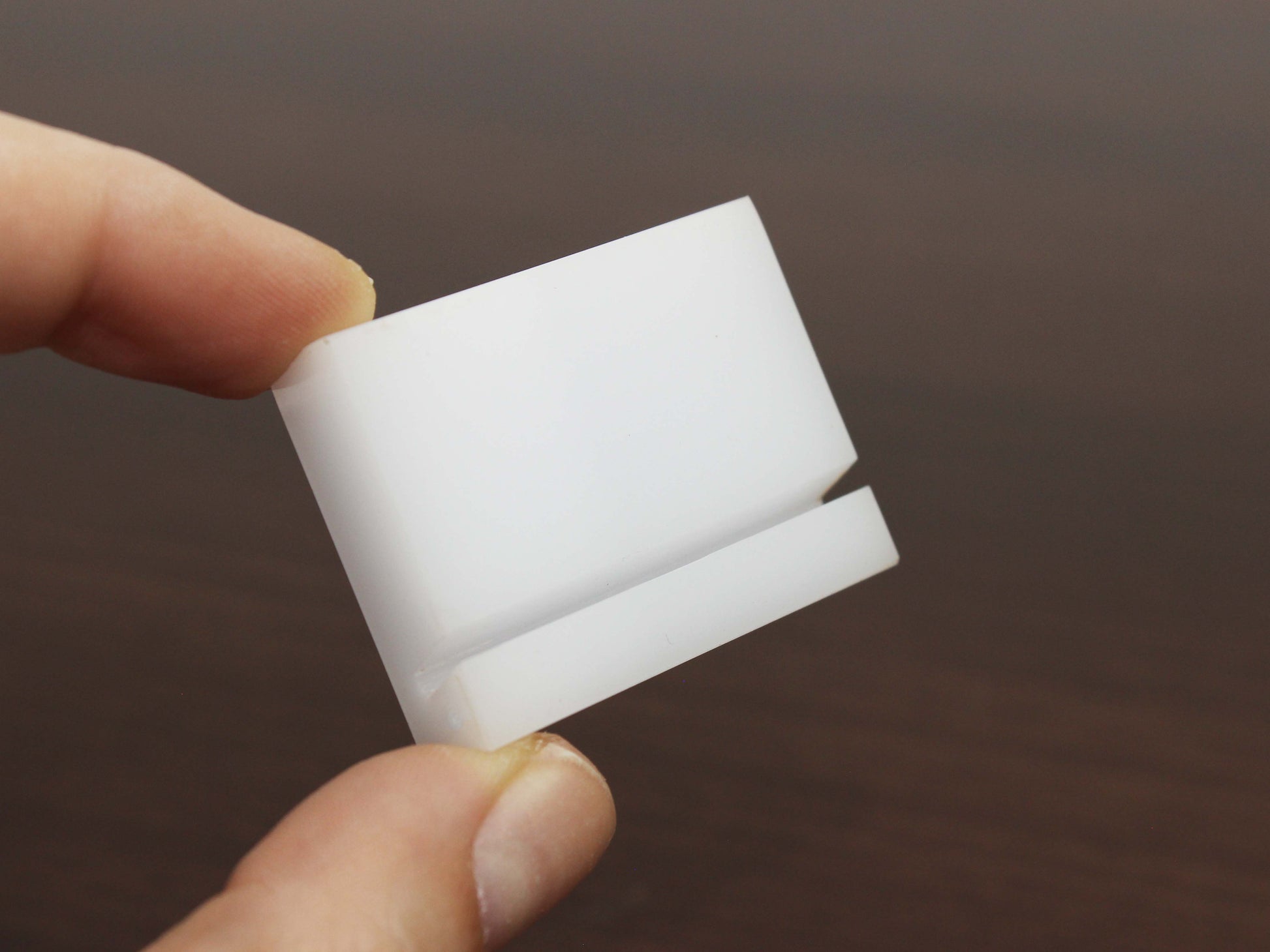 Beyaz renkli akrilik kart tutucu kartvizitlik olarak kullanılabilir.