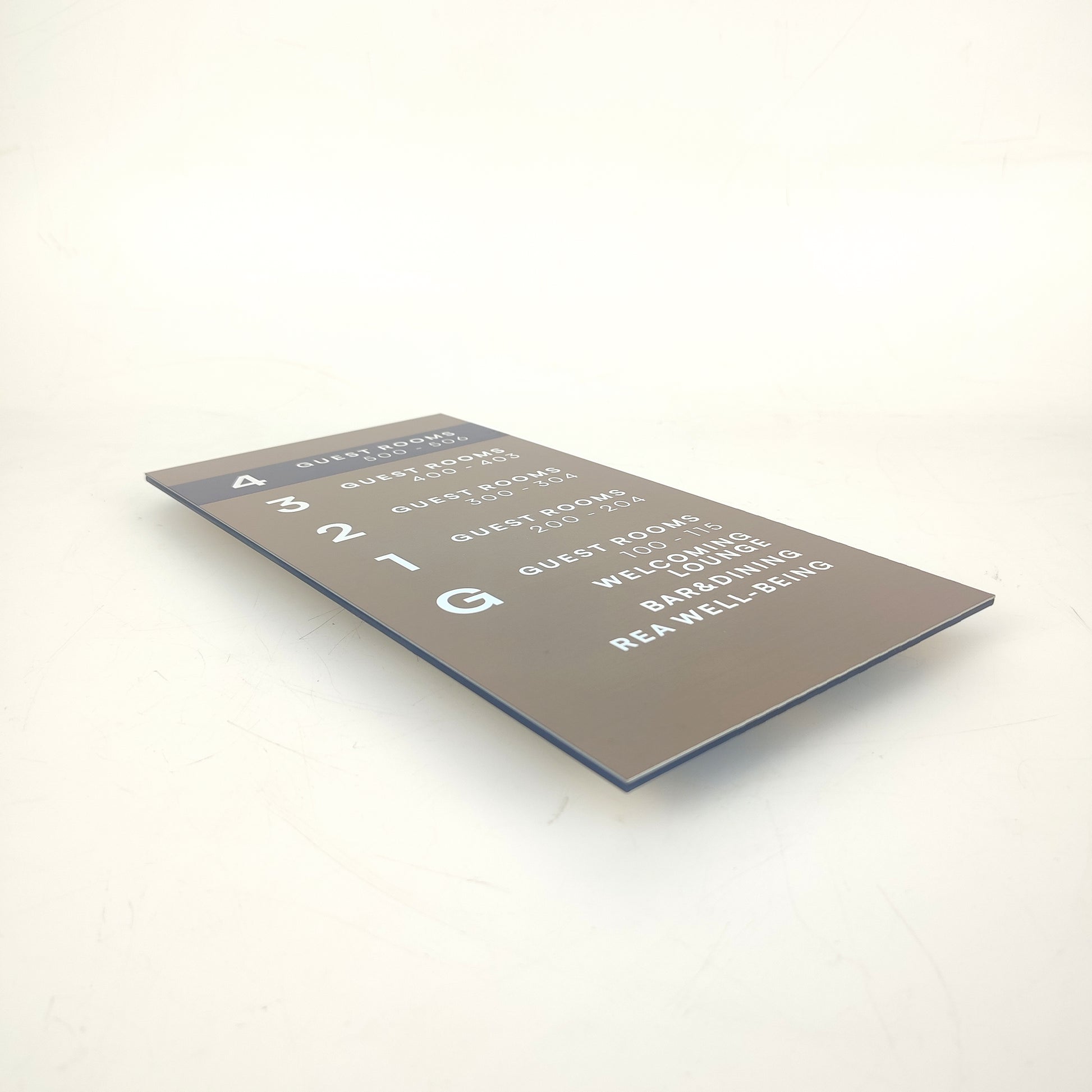 Oda numaralarını gösteren UV baskılı akrilik metal tabela örneği.