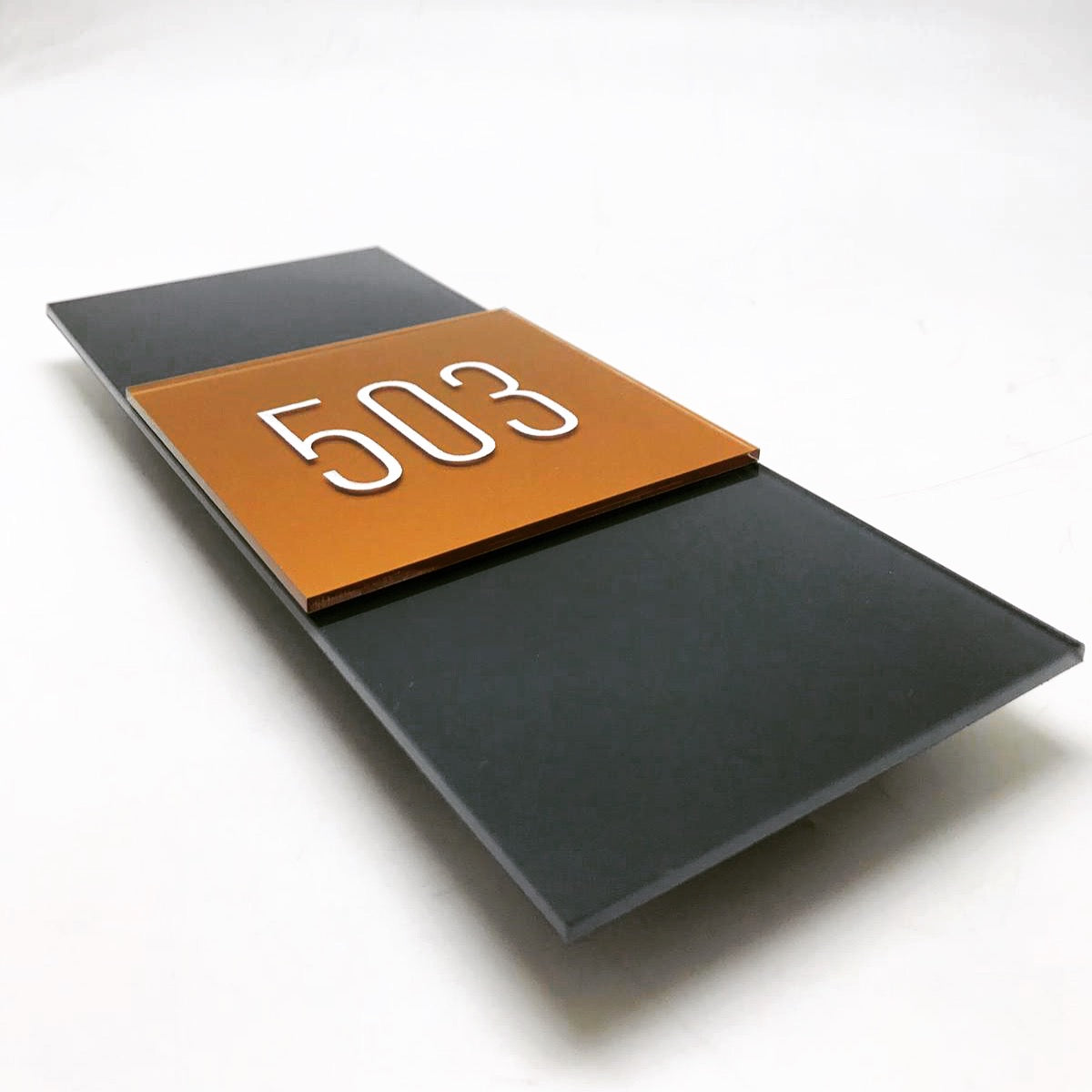 Akrilik malzemeden üretilmiş, modern tasarımlı oda kapı numarası. Şık ve sade görünümüyle otel, ofis ve apartmanlar için ideal.