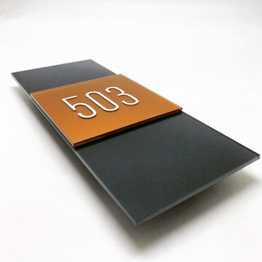 Akrilik malzemeden üretilmiş, modern tasarımlı oda kapı numarası. Şık ve sade görünümüyle otel, ofis ve apartmanlar için ideal.