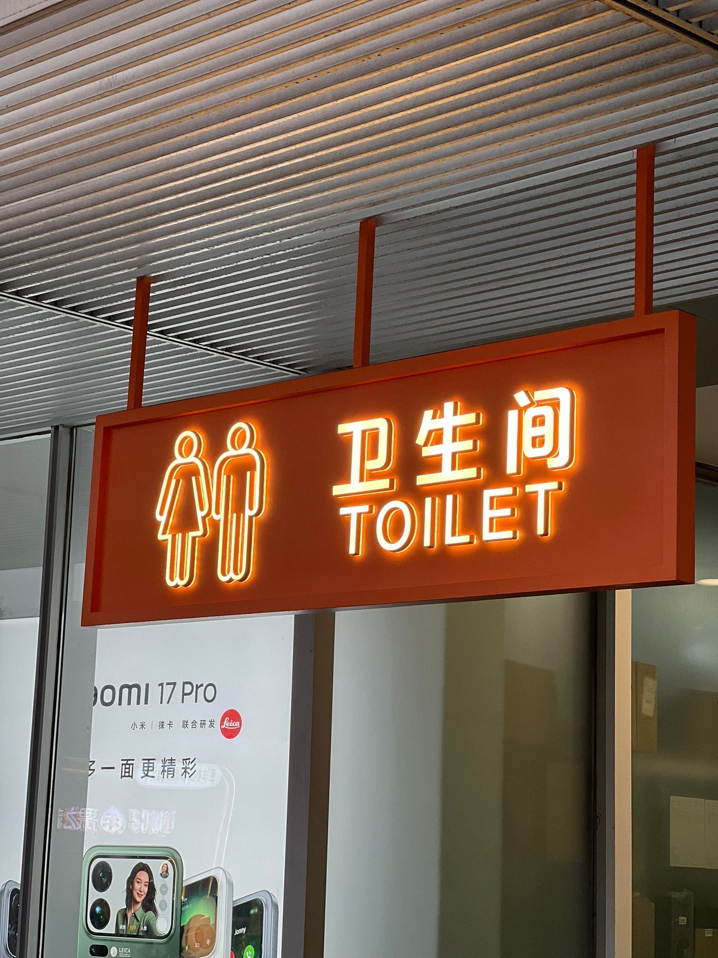 Uzaktan kolayca fark edilen alüminyum gövdeli LED WC yönlendirme levhası