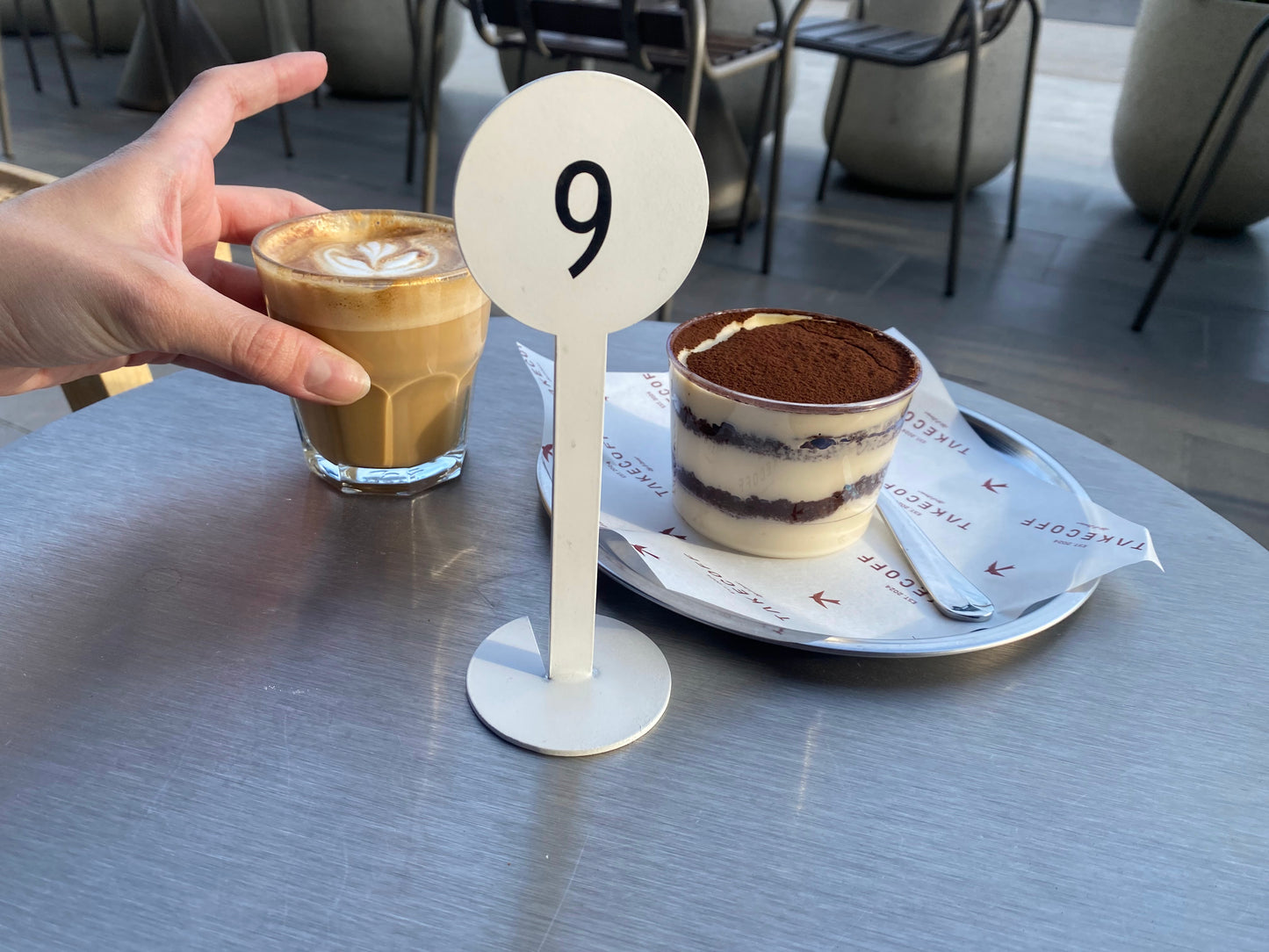 Çift yüzeyli kullanım sunan alüminyum masa numarası.