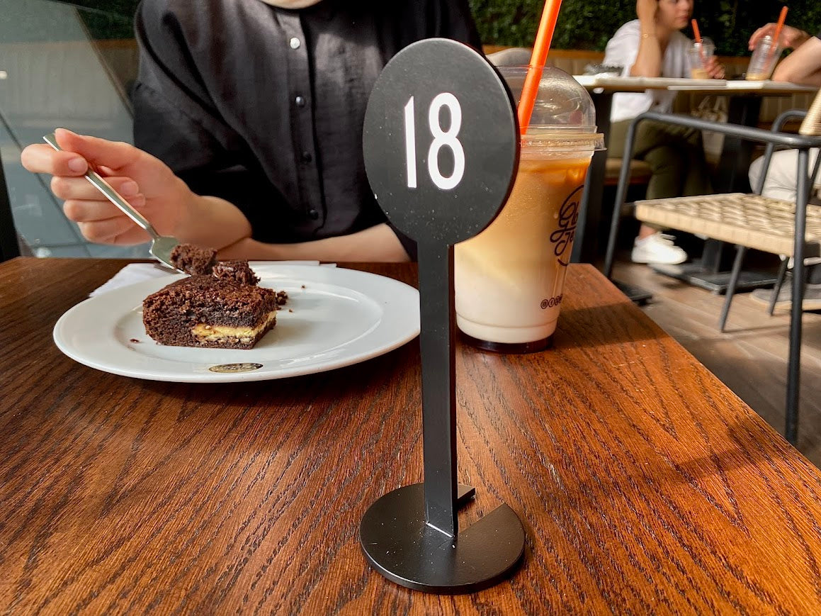 Dayanıklı alüminyum malzemeden üretilmiş masa numarası standı.

