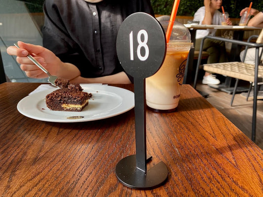 Dayanıklı alüminyum malzemeden üretilmiş masa numarası standı.

