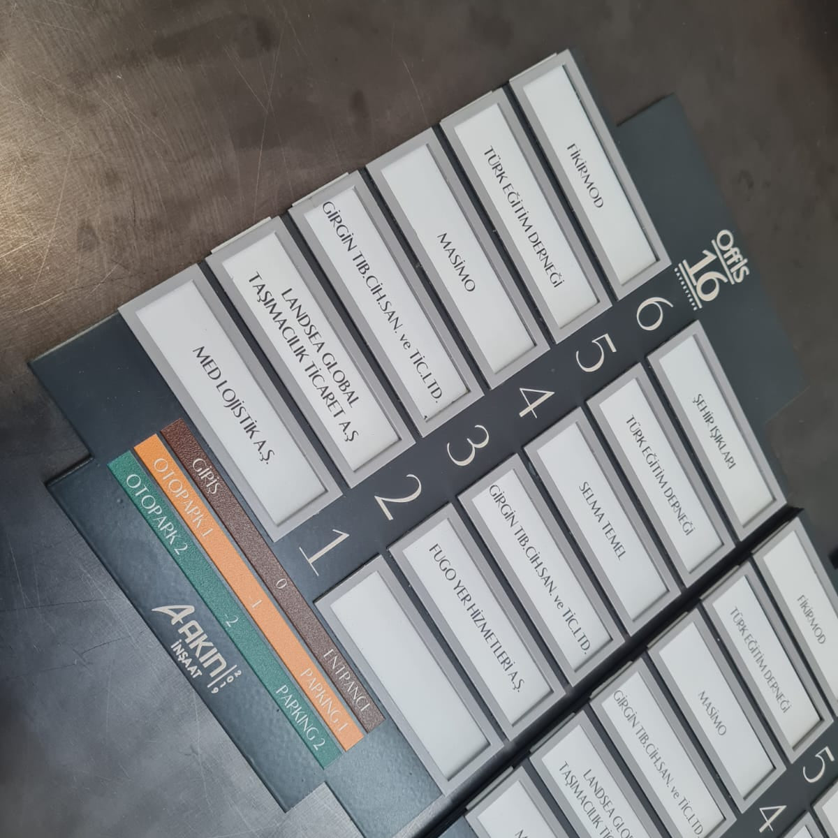 Apartman asansörü için kat bilgilendirme panosu kullanımı