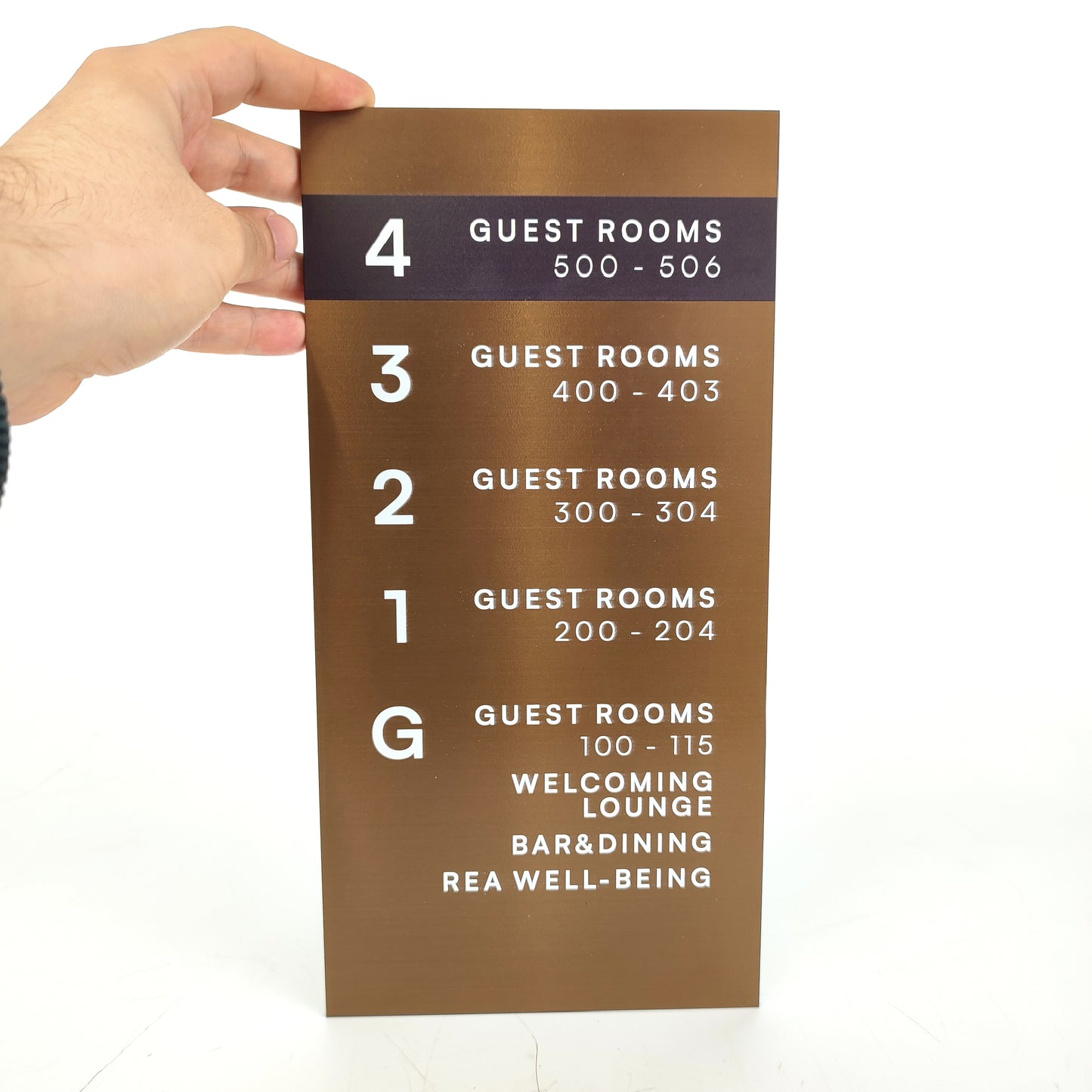 Bronz yüzeyli metal asansör bilgilendirme tabelası – oteller ve iş merkezleri için yönlendirme levhası.