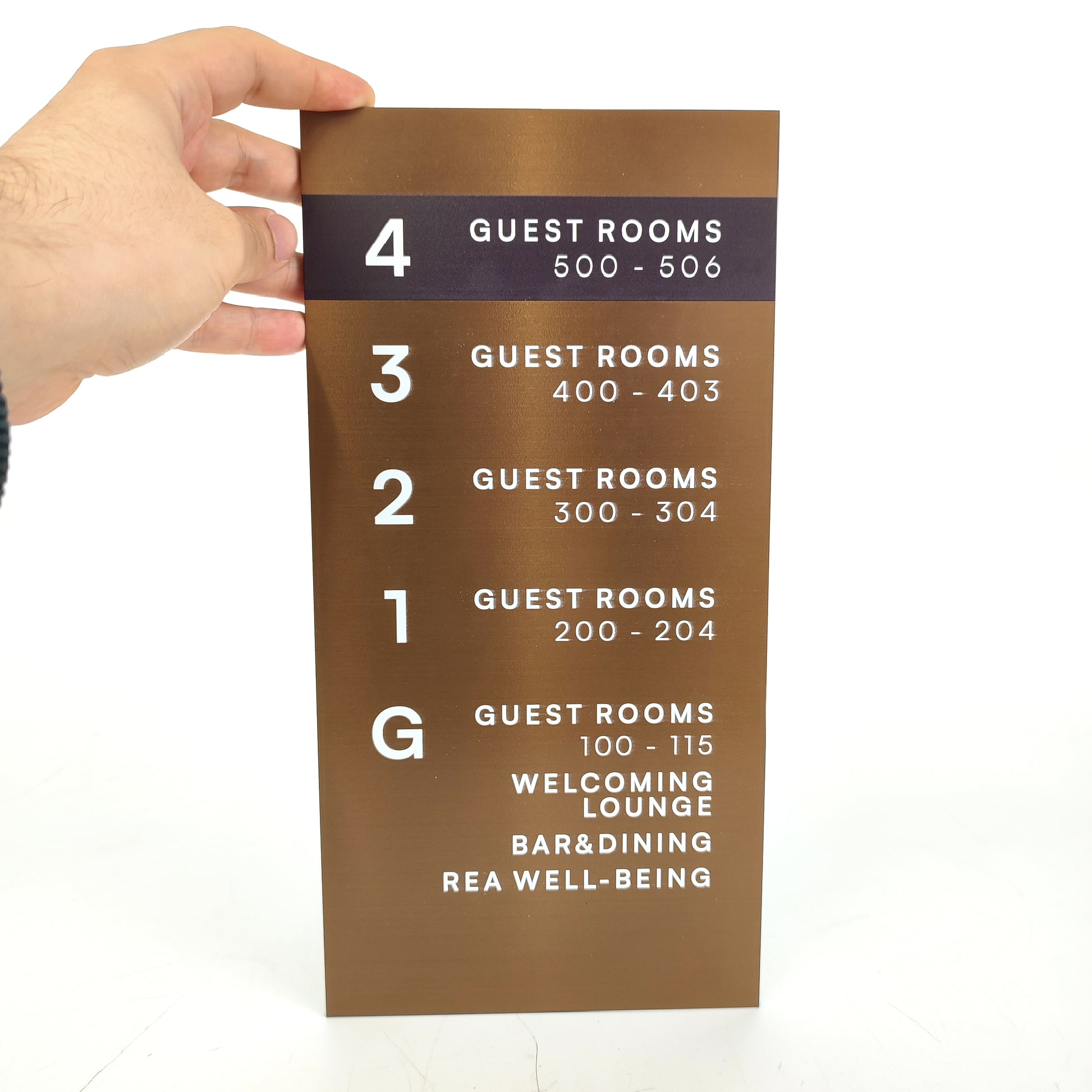 Bronz yüzeyli metal asansör bilgilendirme tabelası – oteller ve iş merkezleri için yönlendirme levhası.