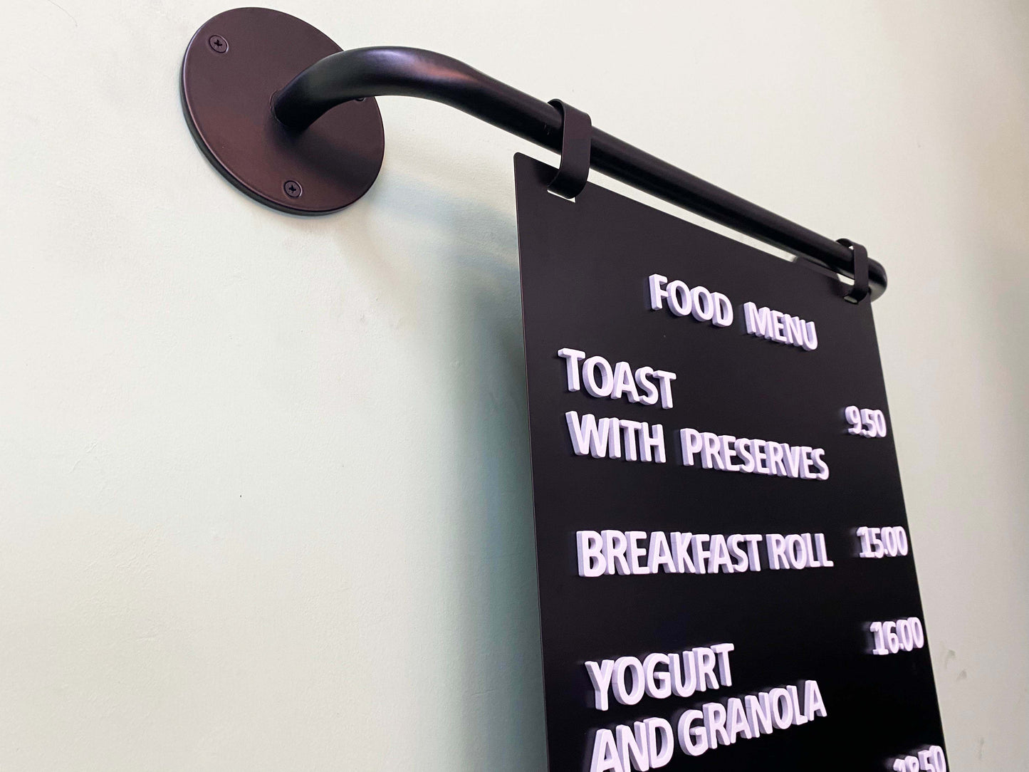 Dayanıklı metal levhadan üretilmiş askılı menü panosu