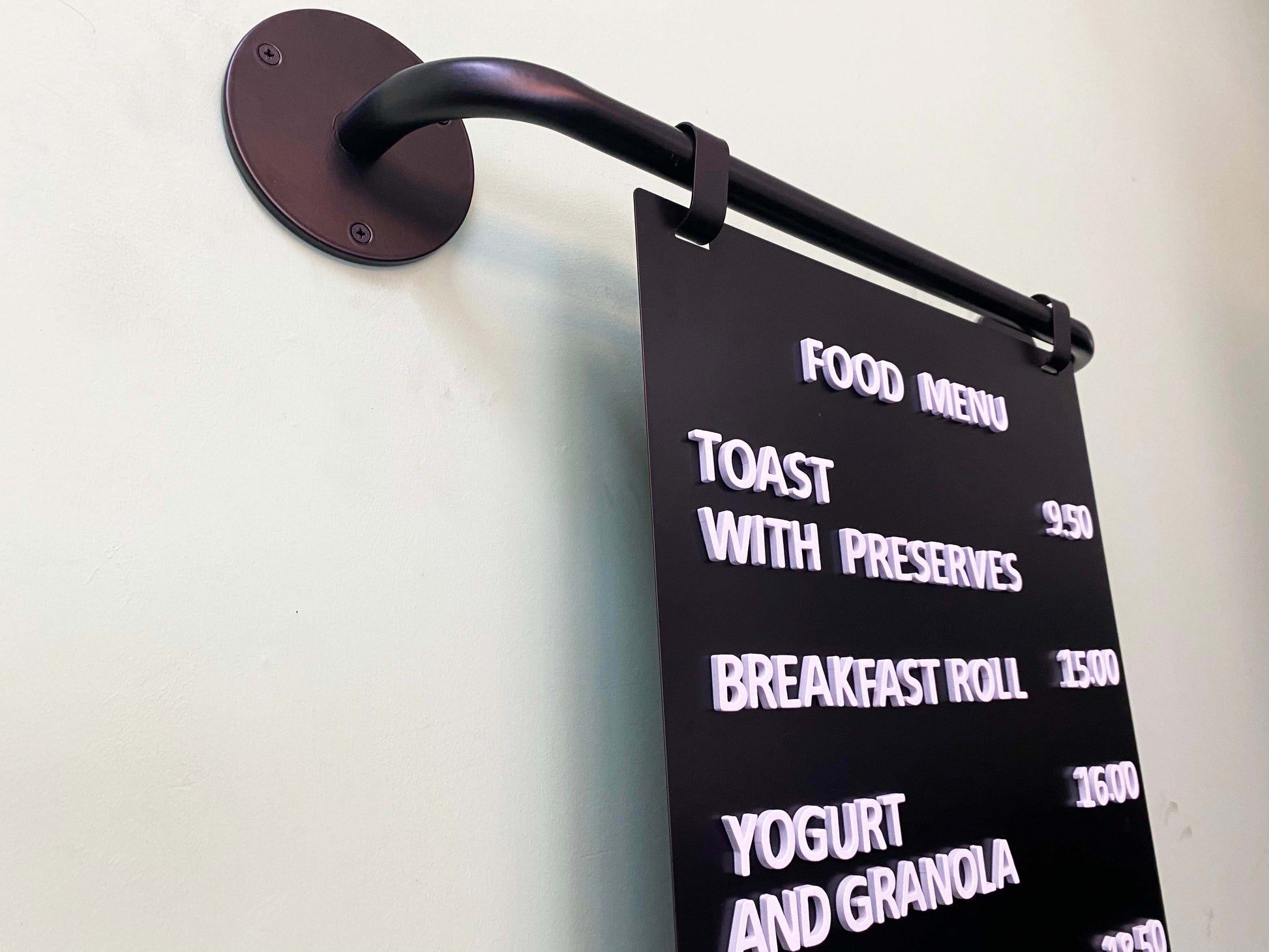 Dayanıklı metal levhadan üretilmiş askılı menü panosu