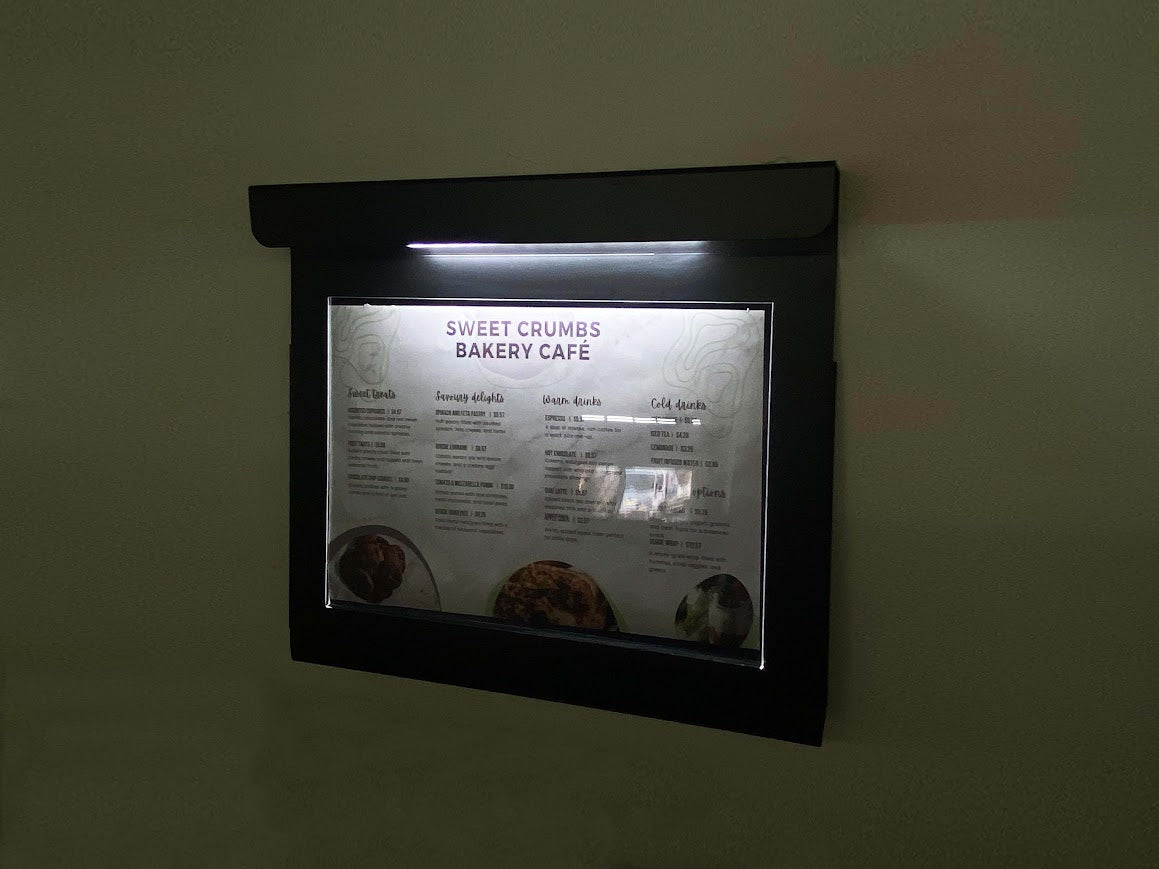 Askılı montaj özelliği sayesinde kolayca duvara monte edilen pano.