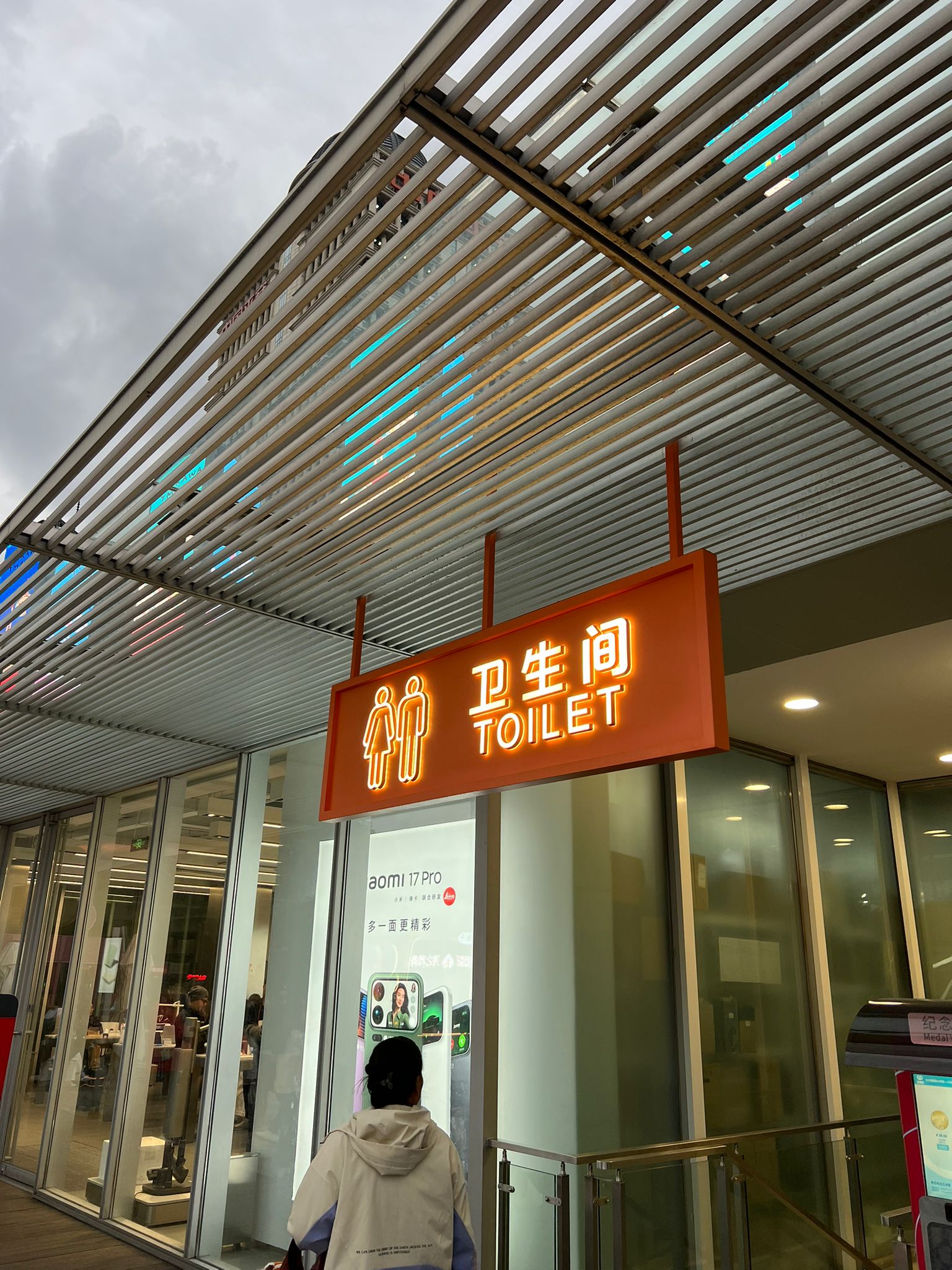 AVM iç mekanda tavan askılı LED WC yönlendirme levhası