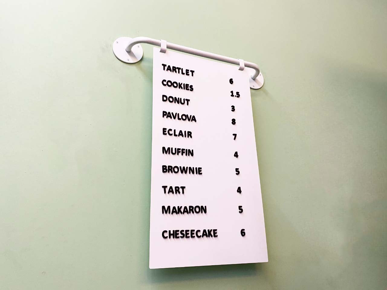 beyaz renkte şık askılı menü panosu tasarımı