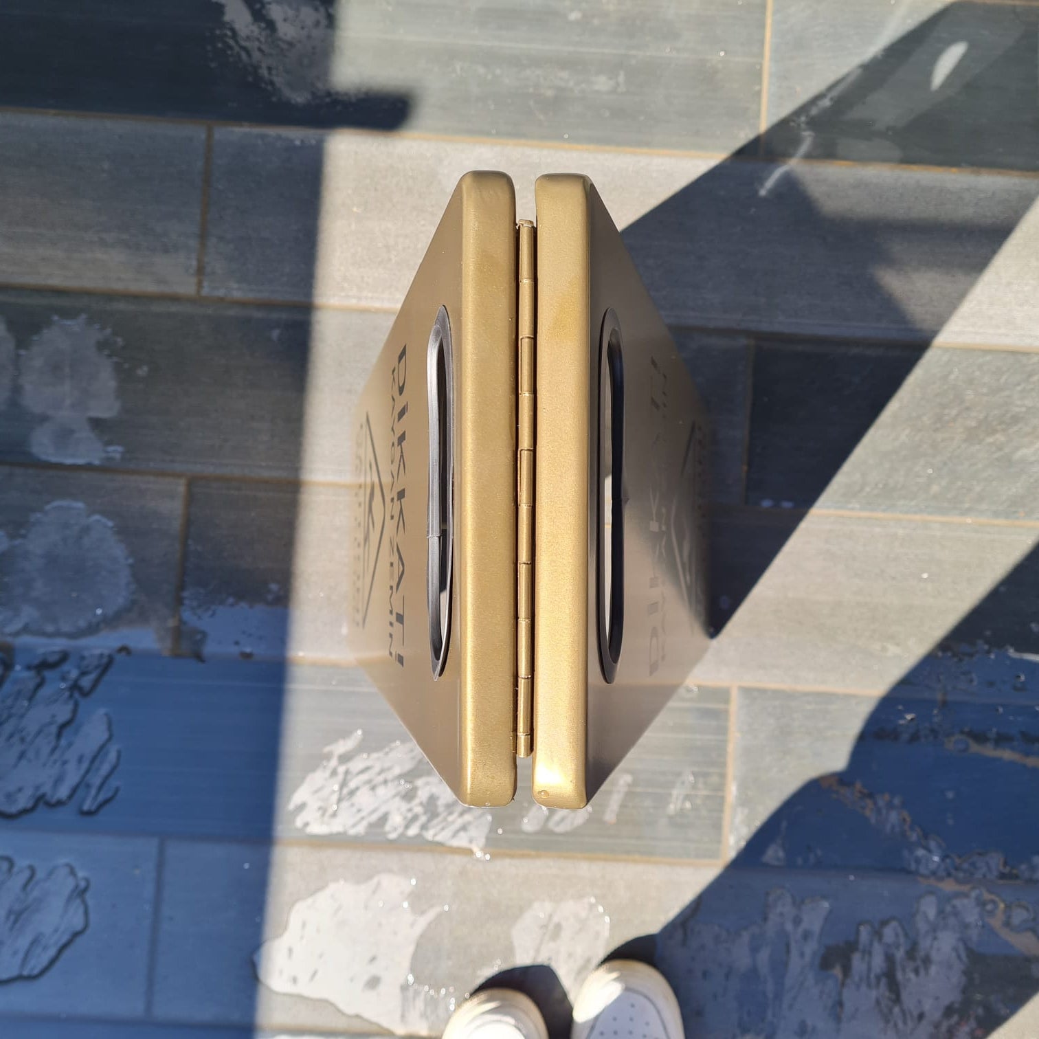 AVM ve oteller için bronz renk metal uyarı tabelası