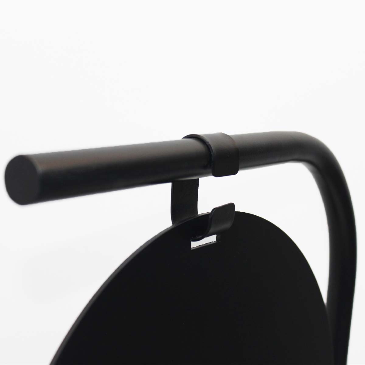 Tabela ve gövde arasındaki bağlantı detayı; sağlam ve estetik montaj sistemi.