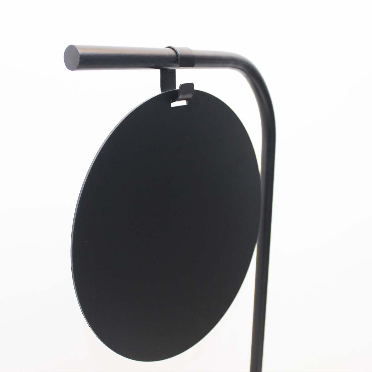 Tabela ve gövde arasındaki bağlantı detayı; sağlam ve estetik montaj sistemi.