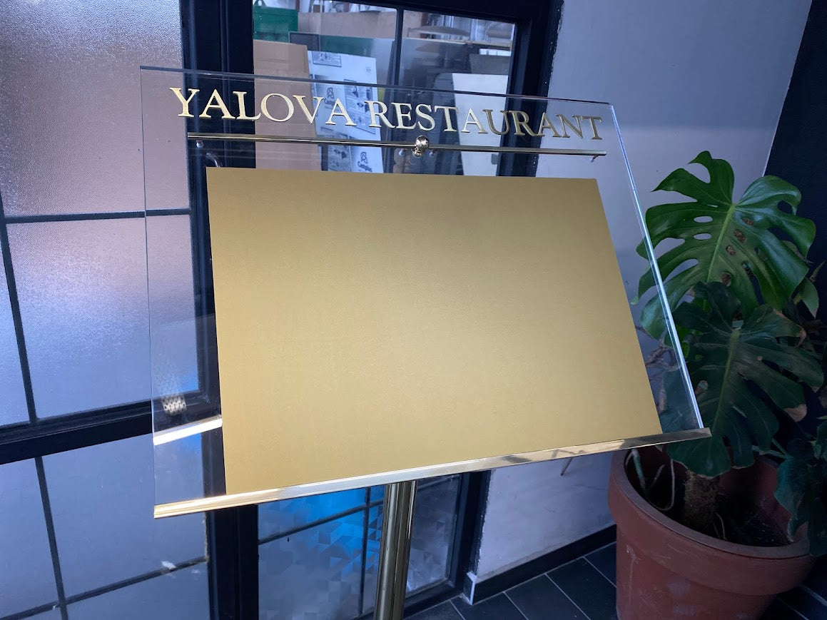 Altın renkli çerçeve ve metal ayak tasarımı, lüks ve zarif bir görünüm sunuyor.