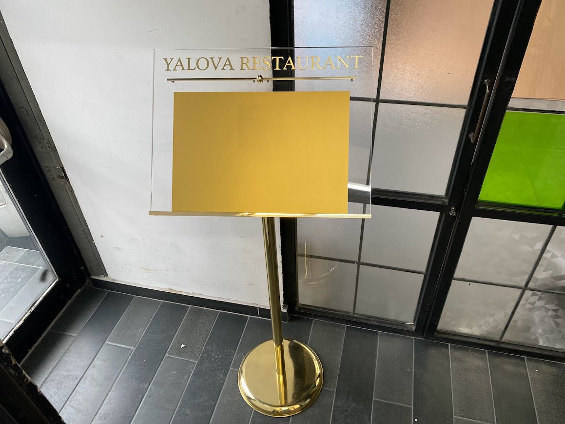 Panonun sağlam metal ayak yapısı, dengeli duruş sağlamak için özel olarak tasarlanmıştır.