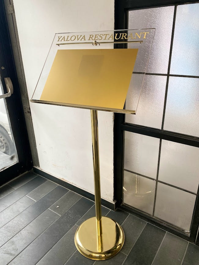 Panonun sağlam metal ayak yapısı, dengeli duruş sağlamak için özel olarak tasarlanmıştır.