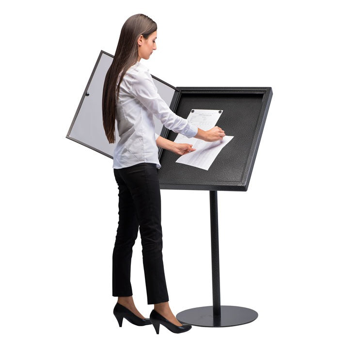 Zemini koruyan özel taban kaplaması ve mıknatıslı menü tutucu detaylarıyla ayaklı menü panosu.