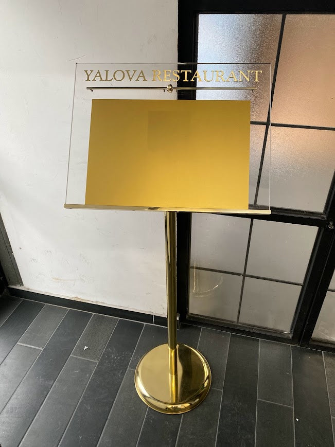 Dış mekanda kullanılan menü panosu, zarif tasarımıyla dikkat çekiyor.