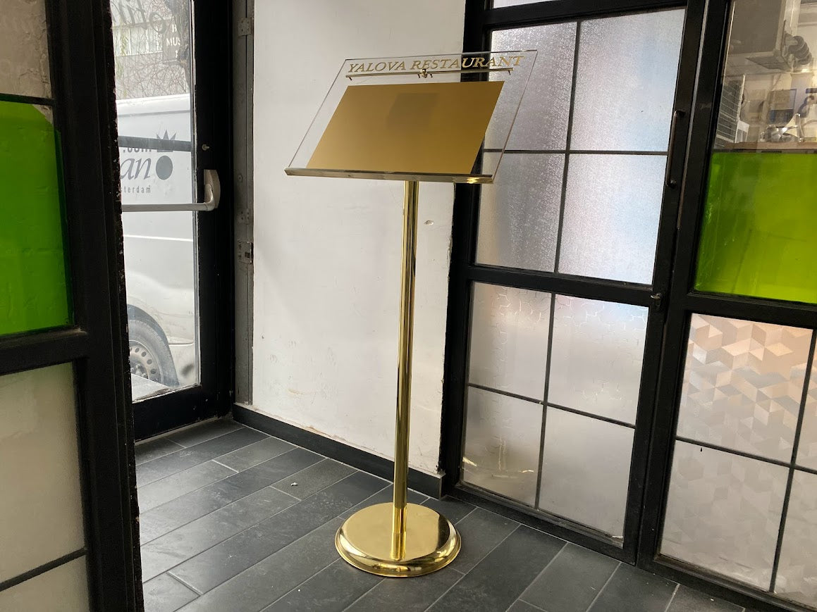 Restoran iç mekanında kullanılan menü panosu, şık ve profesyonel bir sunum sağlıyor.