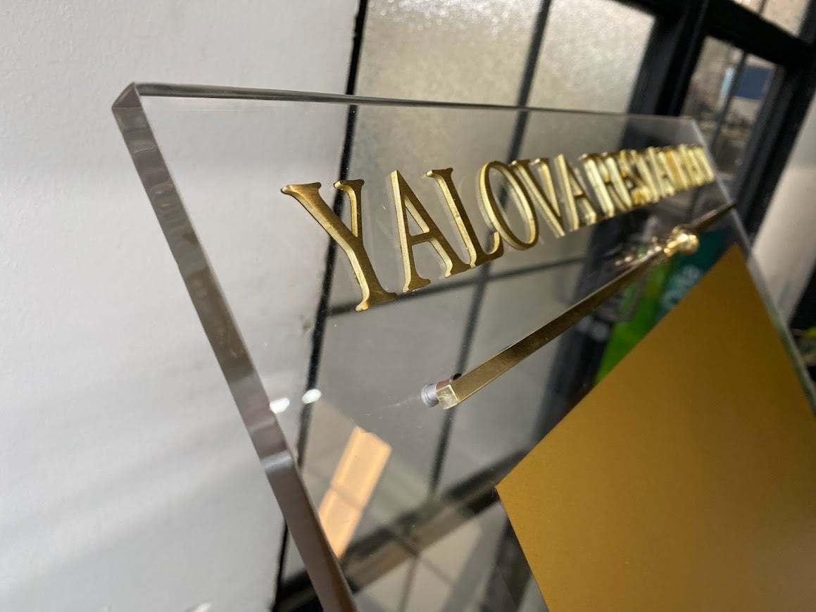 Kabartma harf detaylarıyla özelleştirilmiş panonun yakından görünümü.