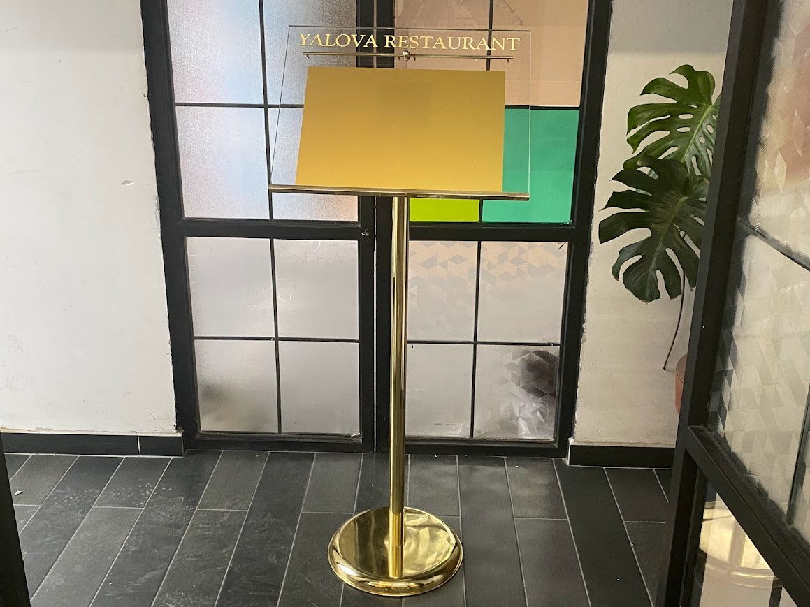 İşletme logosu eklenmiş özel tasarım menü panosu, marka kimliğini öne çıkarıyor.