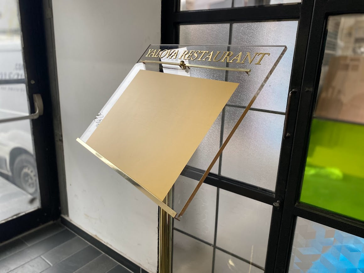 Metal ve pleksi malzemeden oluşan panonun kaliteli işçiliğini gösteren detay fotoğrafı.