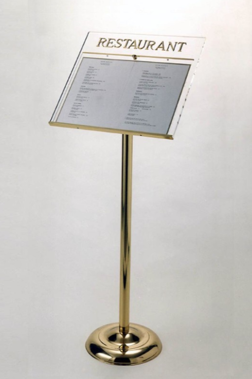 Ayaklı menü panosunun önden görünümü, A3 boyutundaki menülerin sergilenmesi için ideal tasarım.