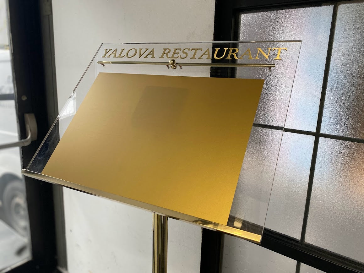 Menü panosunun ön yüzüne yakından bakış, şeffaf pleksi koruma detayı öne çıkıyor.