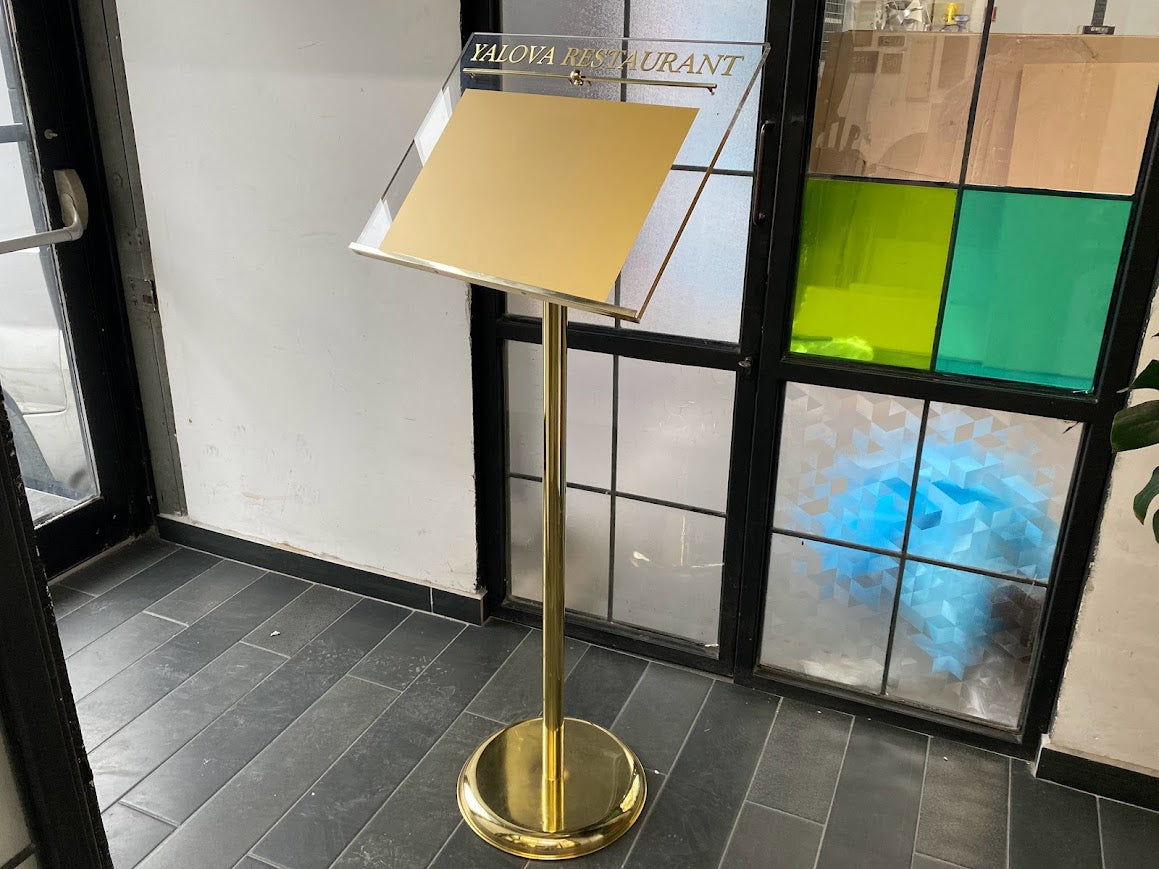 Yandan görünümde panonun açısı ve sağlam metal ayak yapısı görülmektedir.