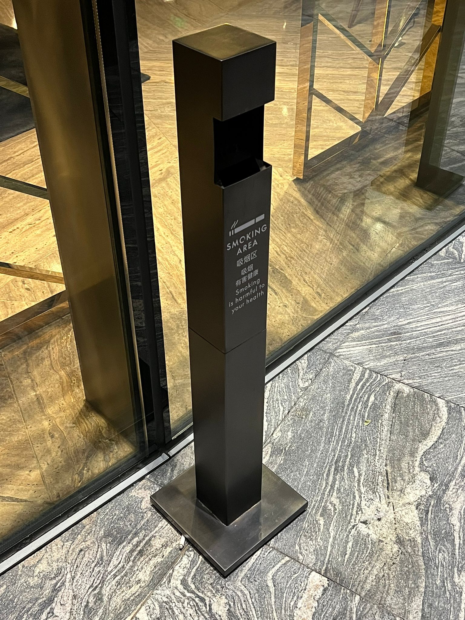 Dış mekan kullanımına uygun ayaklı metal sigara küllüğü, modern tasarımlı sigara alanı standı