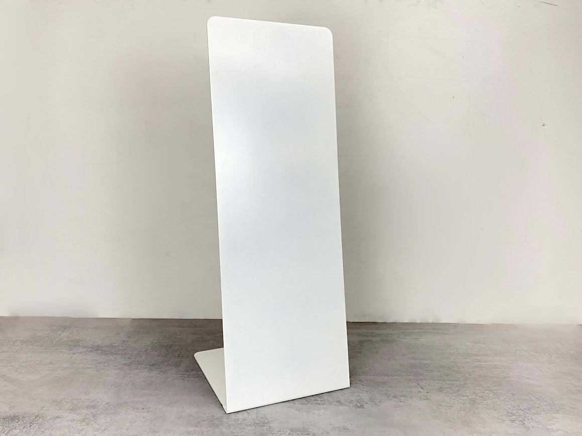 Tek yüzeyli metal pano, sade ve şık tasarımıyla dikkat çekiyor.