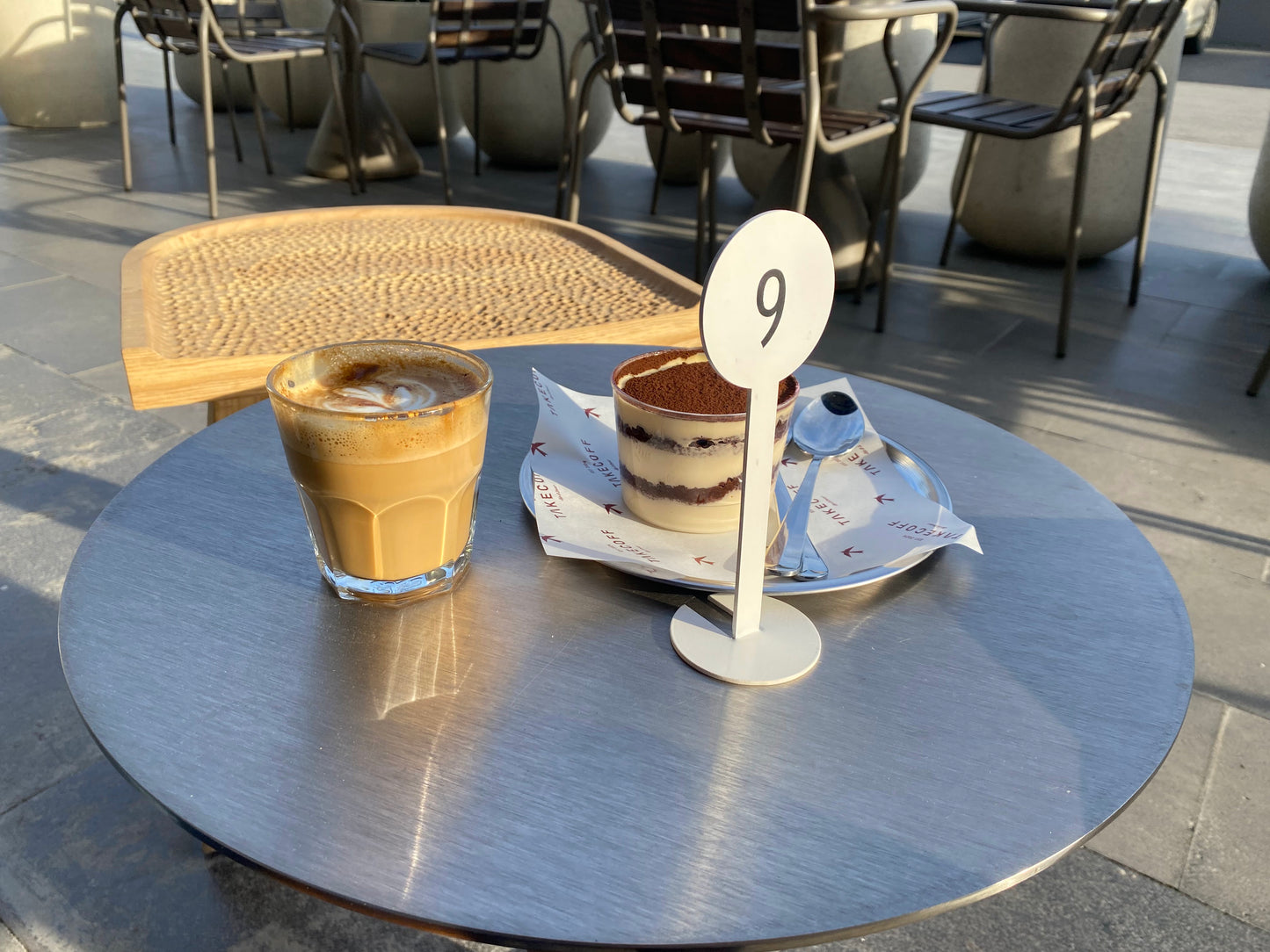 Numaraların konumunun kullanıcı tarafından ayarlanabildiği masa standı.