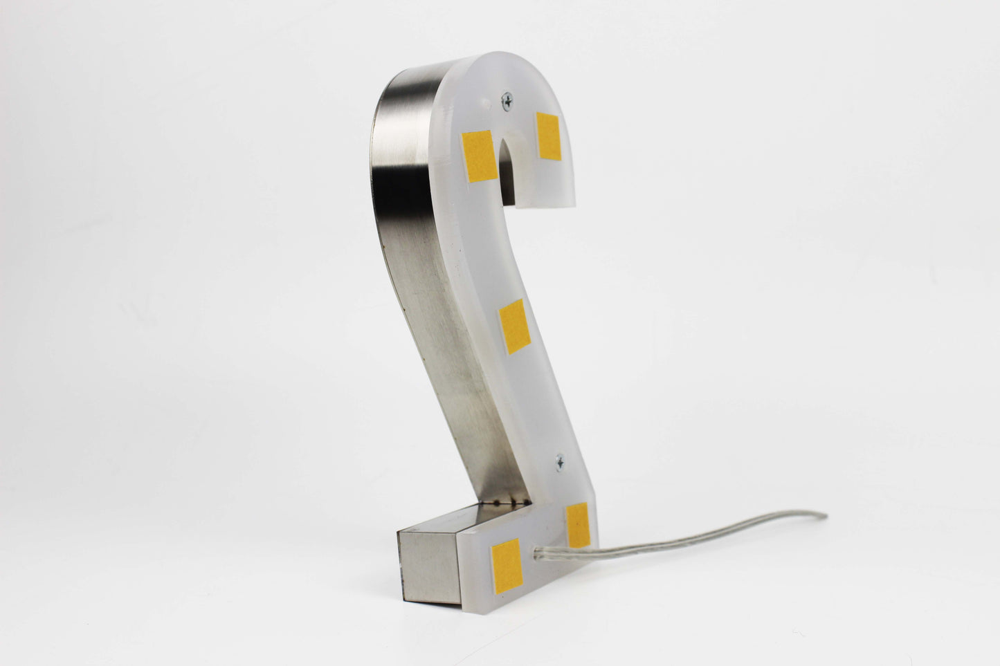 Dekoratif rakam tabela, ışıklı ve estetik tasarımıyla dikkat çeker.