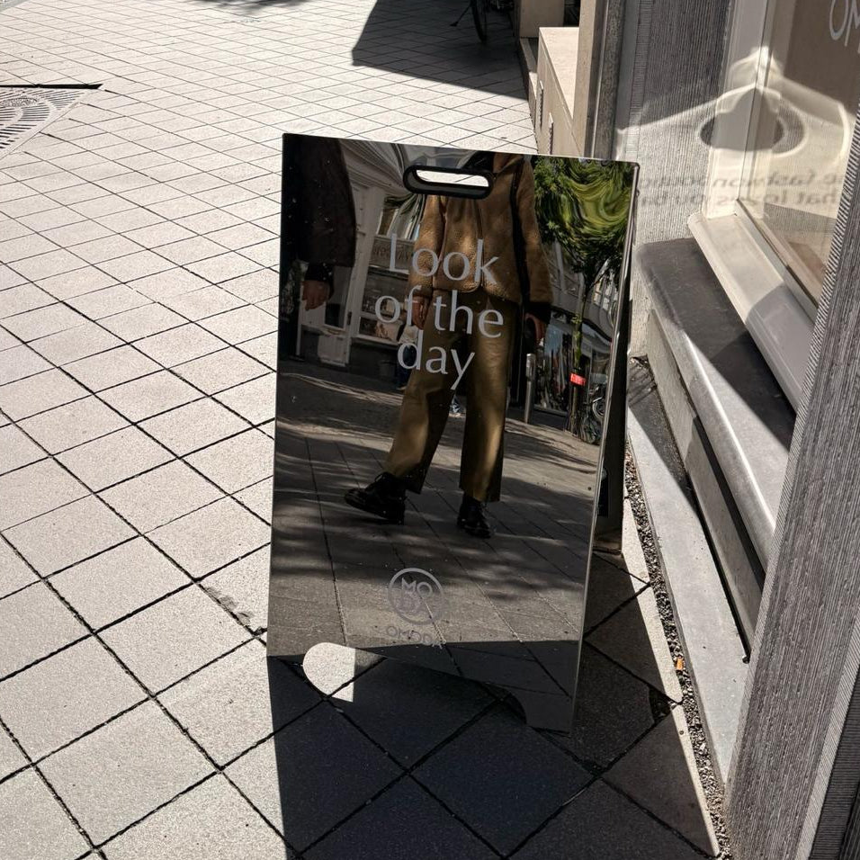 Kafe girişinde kullanılan folyo uygulamalı aynalı kaldırım tabelası.