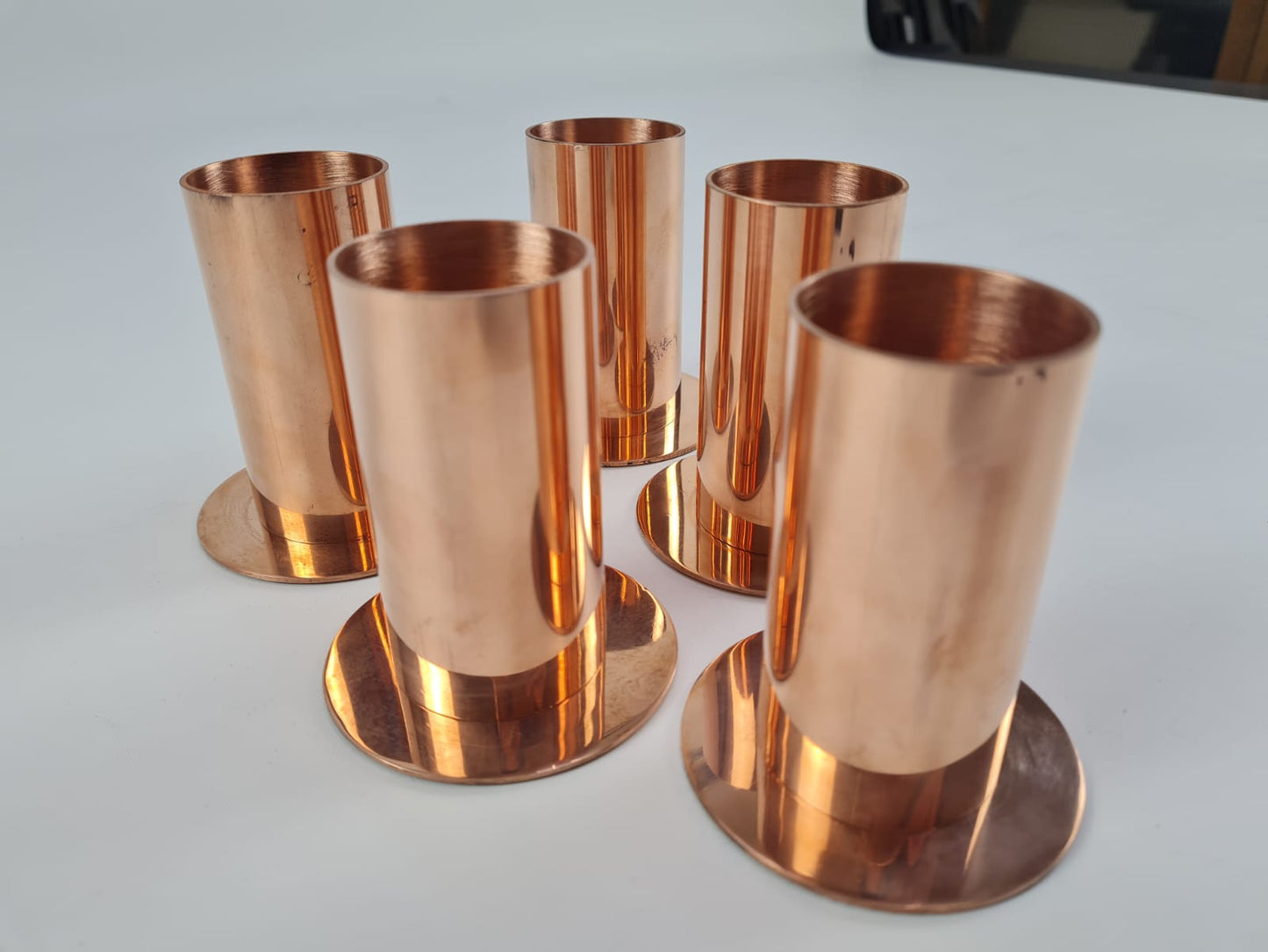 Masa üstü düzenleyici olarak kullanılan bakır adisyonluk
