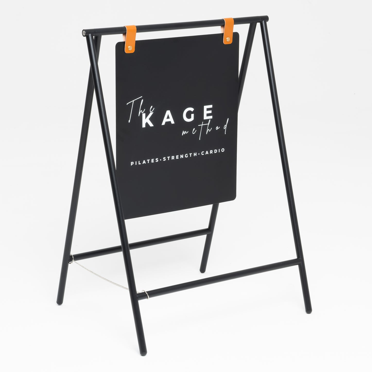 Baskısız tabelanın yandan profil çekimi; ürünün formu ve açısı net şekilde görülür.