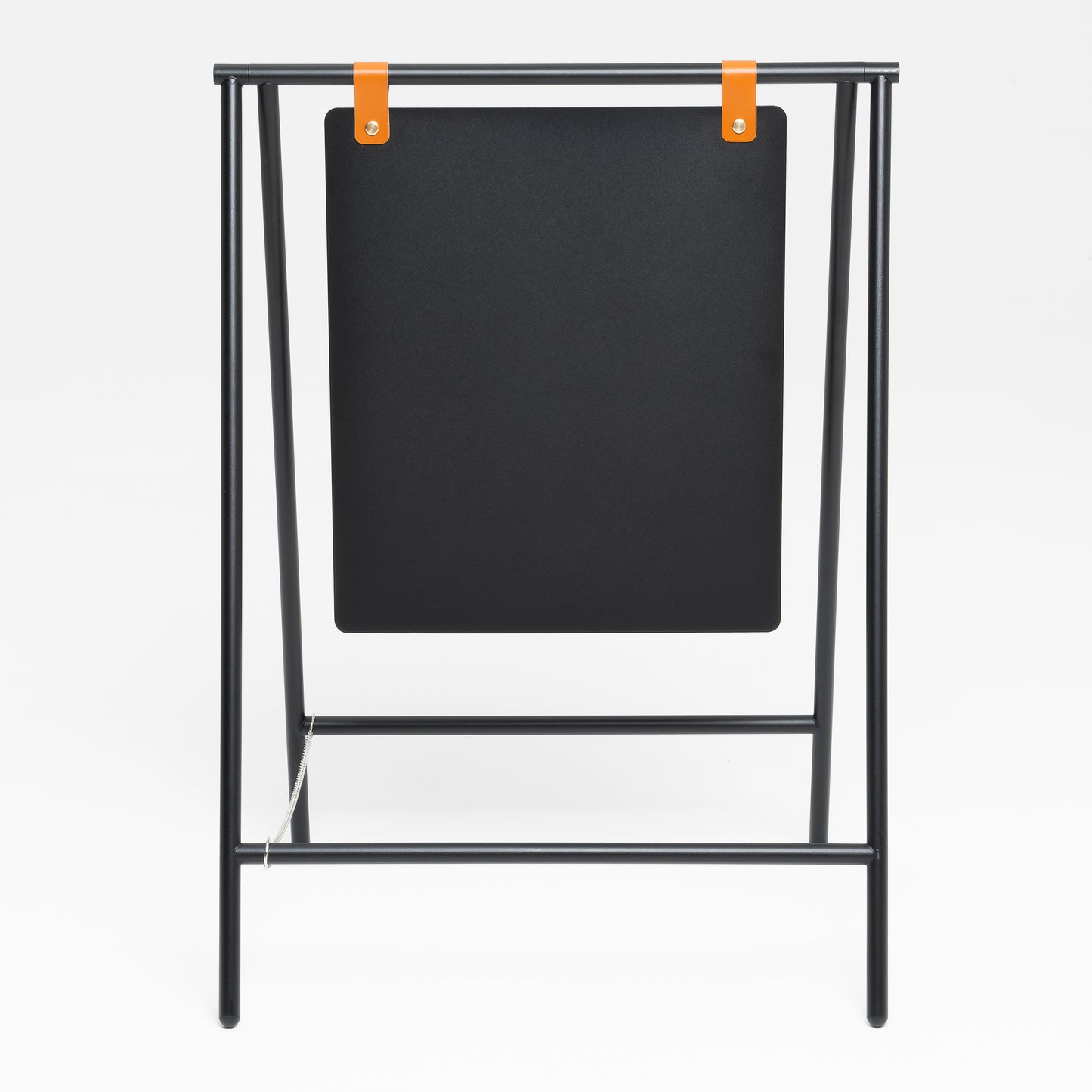 Stüdyo ortamında, baskısız A çerçeve kaldırım tabelasının önden görünümü.