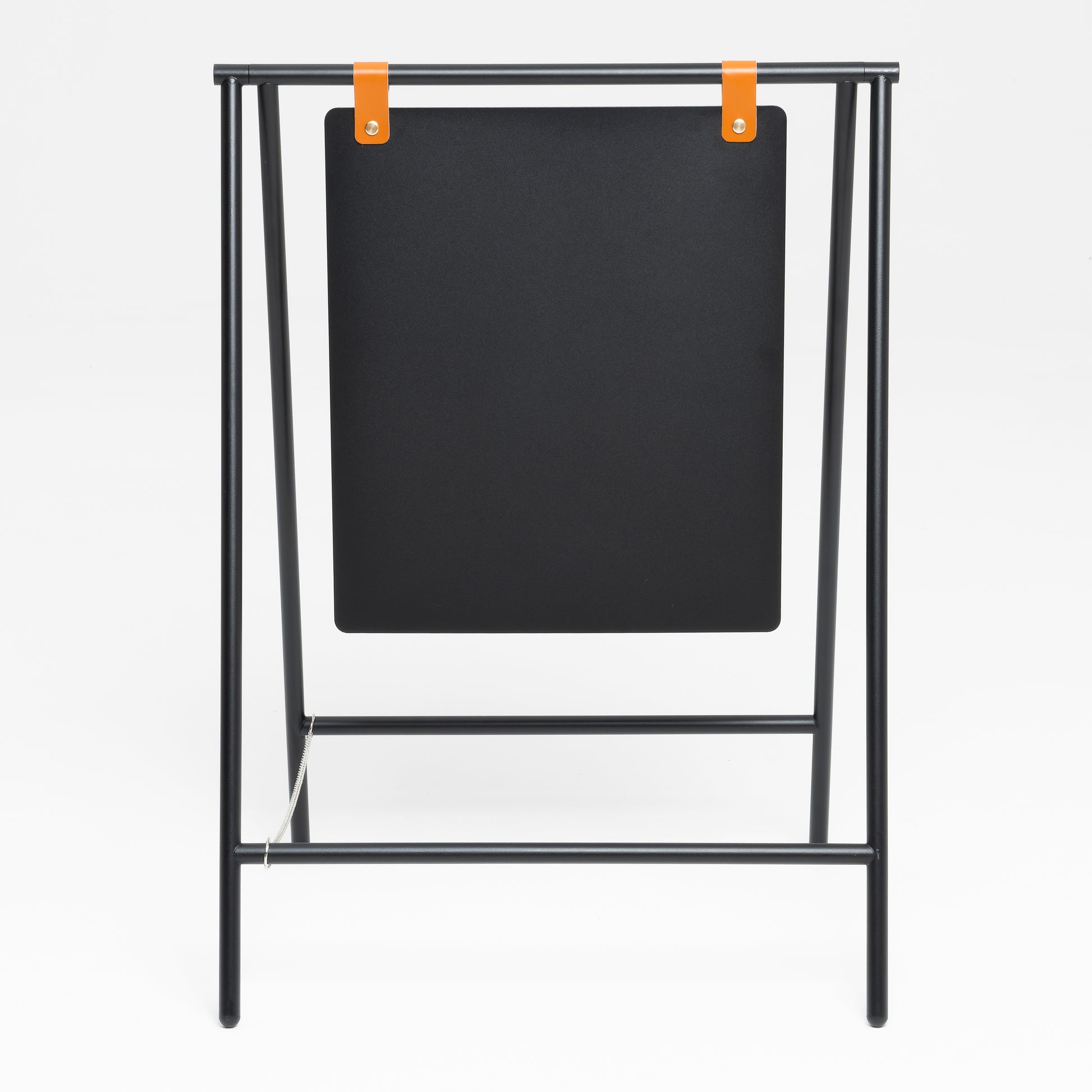 Stüdyo ortamında, baskısız A çerçeve kaldırım tabelasının önden görünümü.