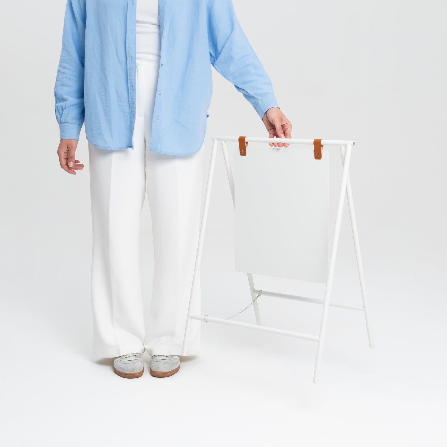 Hafif açı verilmiş, ön yüzeyin ve çerçevenin bir arada göründüğü detaylı çekim.