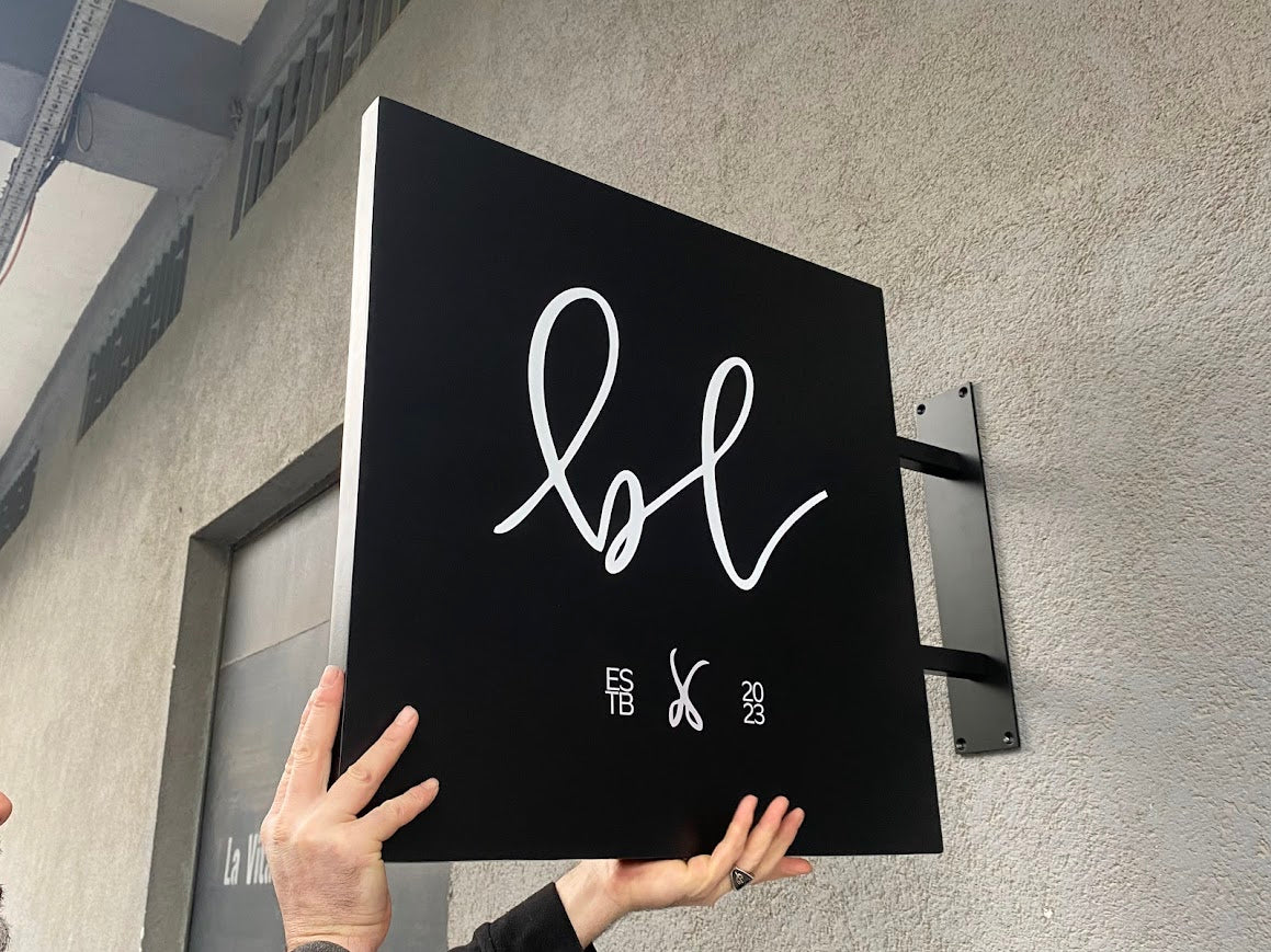 berber salonu girişi için köşeli ve estetik tabela tasarımı.