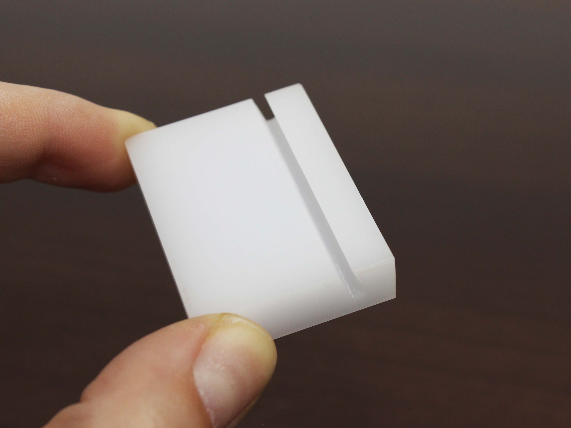 Siyah akrilik fiyatlık modeli, modern ve şık görünümlü.