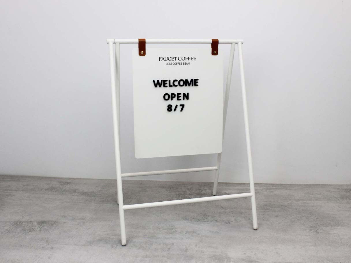 Beyaz ayaklı tabelada hem UV baskı logo hem mıknatıslı harf kullanımı