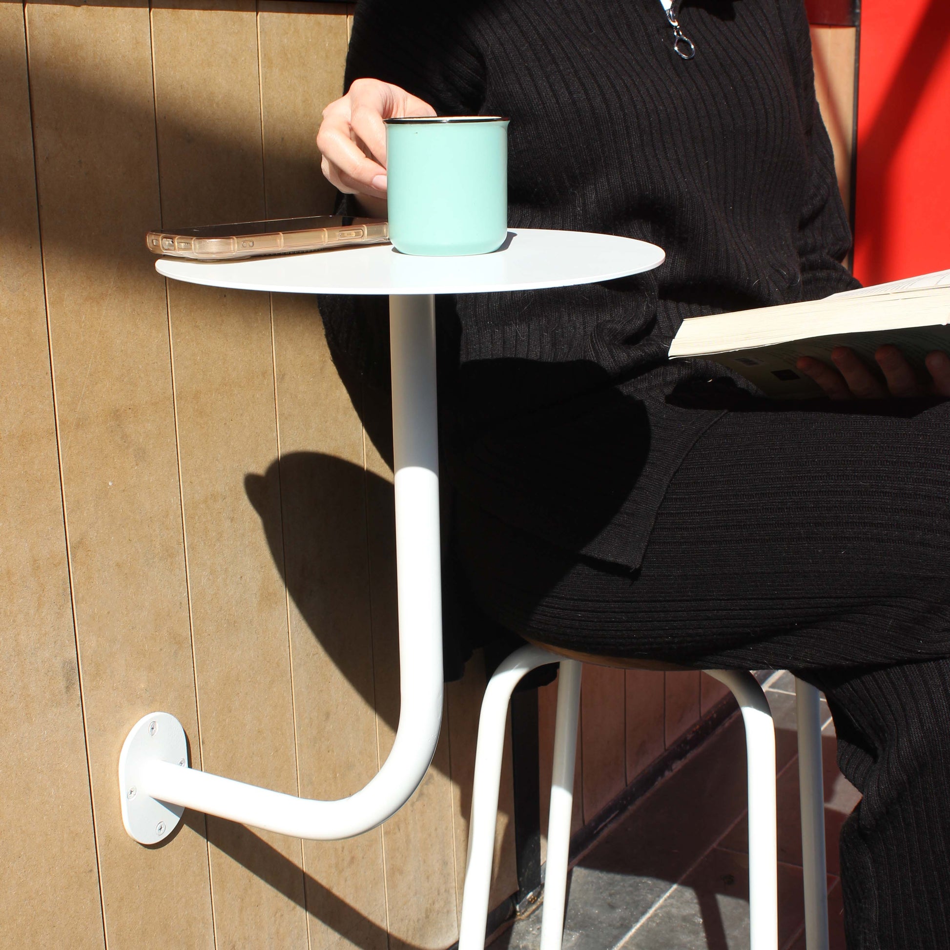 Modern tasarımlı beyaz renkli duvar masası, iç mekan kullanıma uygun.