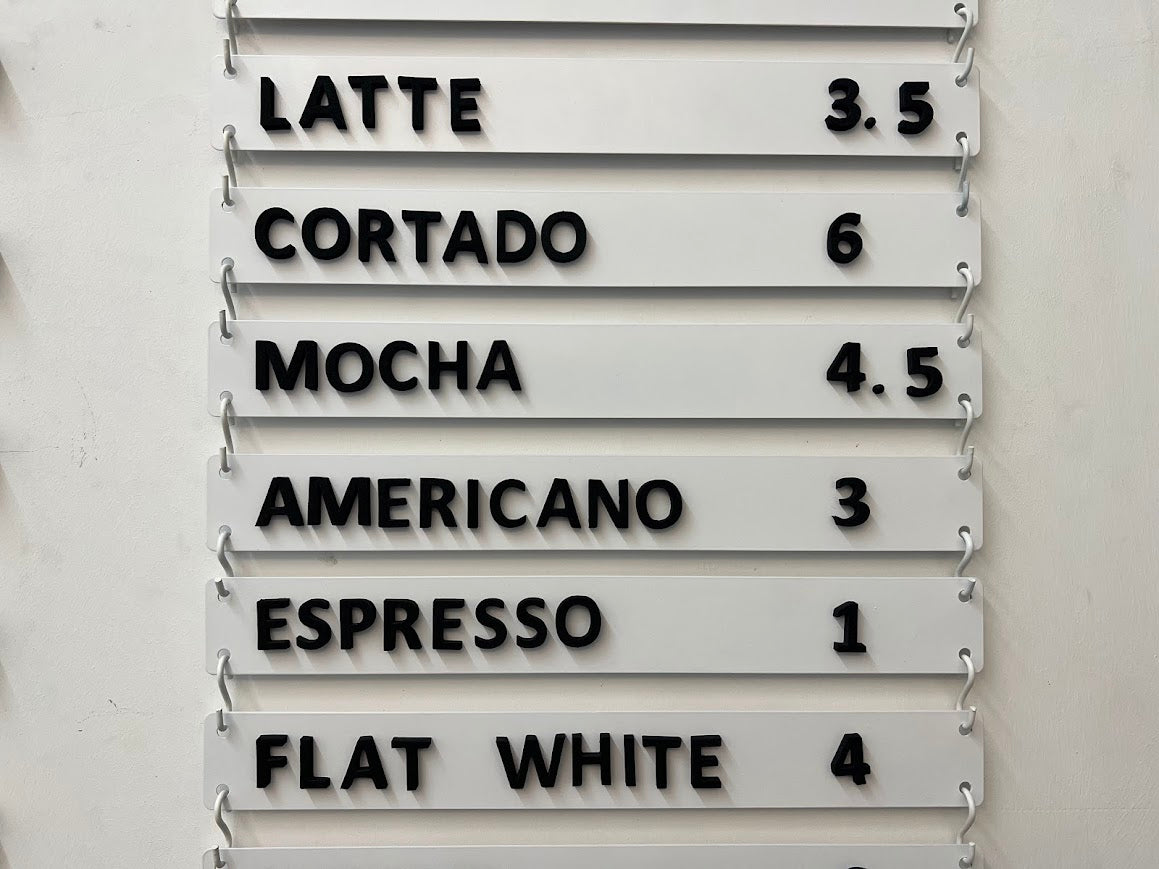 Manyetik harf seti ile kullanılan beyaz metal menü panosu.