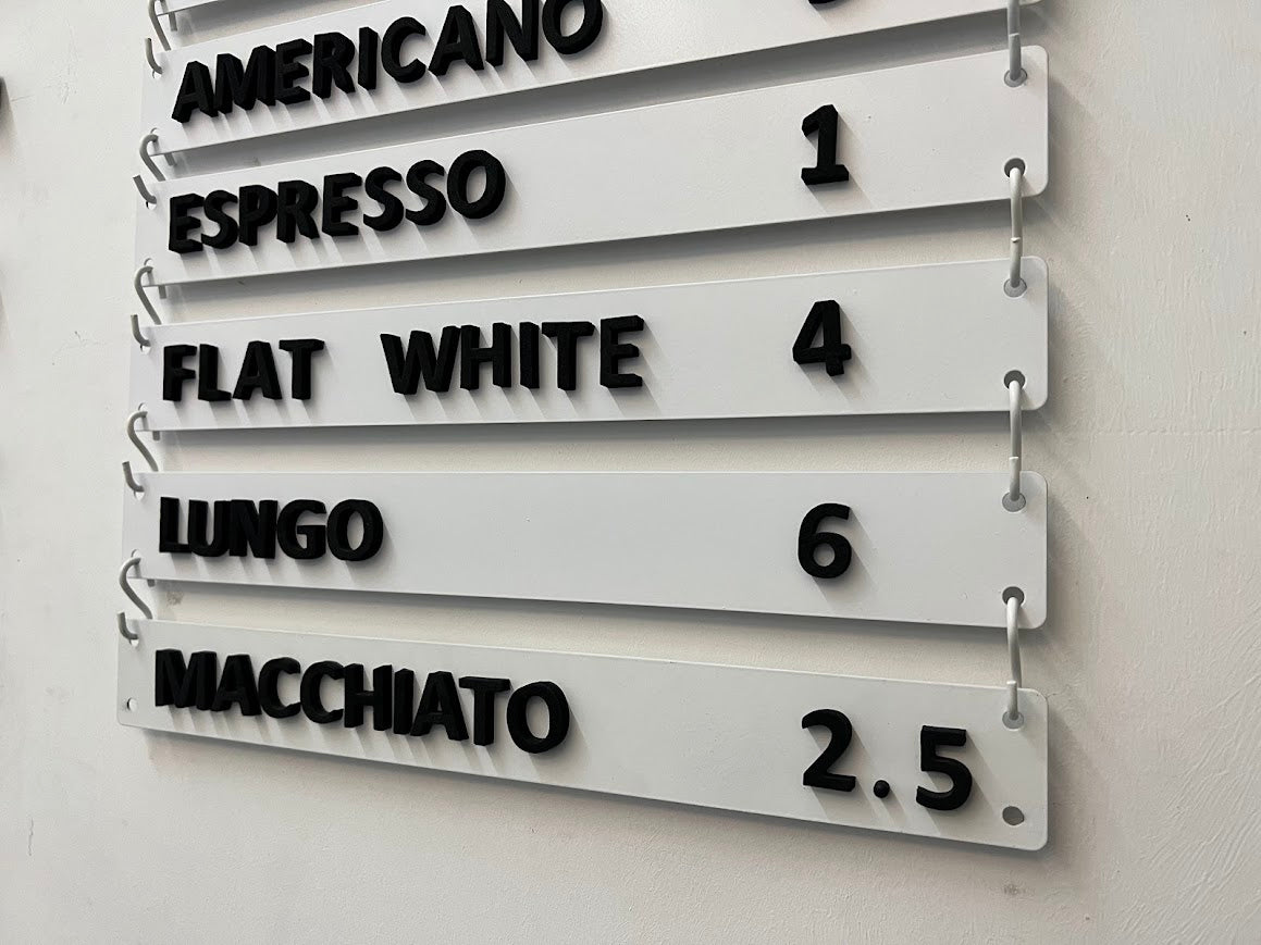 Fiyat listesi ve menü bilgileri için beyaz manyetik pano.