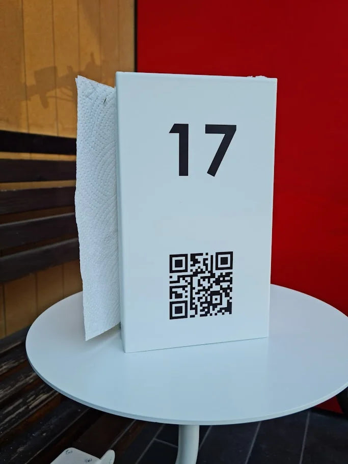 Beyaz metal peçetelik, masa numarası ve QR kod ile özelleştirilebilir tasarım.