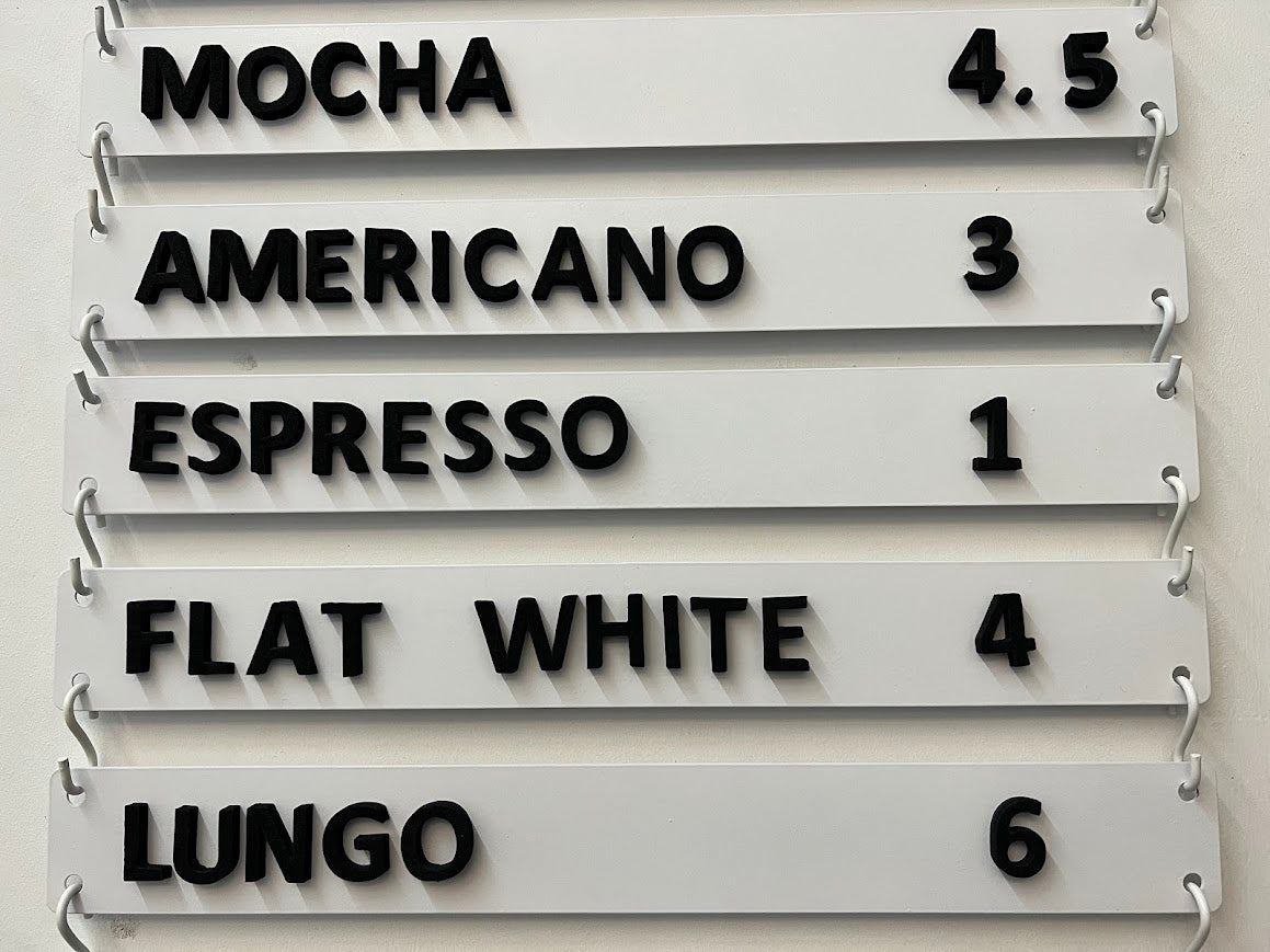  Renk ve logo baskısı yapılabilen beyaz metal menü tabelası.