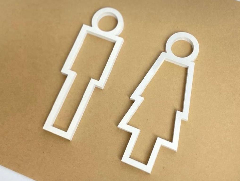 Beyaz pleksi malzemeden üretilmiş kadın-erkek tuvalet yönlendirme levhası